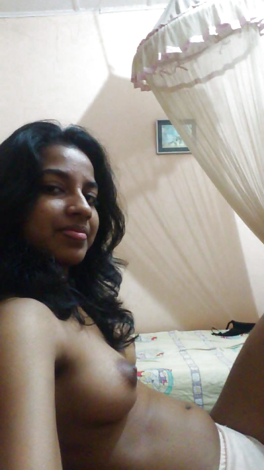 Cute looking Kerala girl invites you to see her hot pictures 4