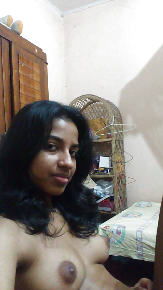 Cute looking Kerala girl invites you to see her hot pictures 5
