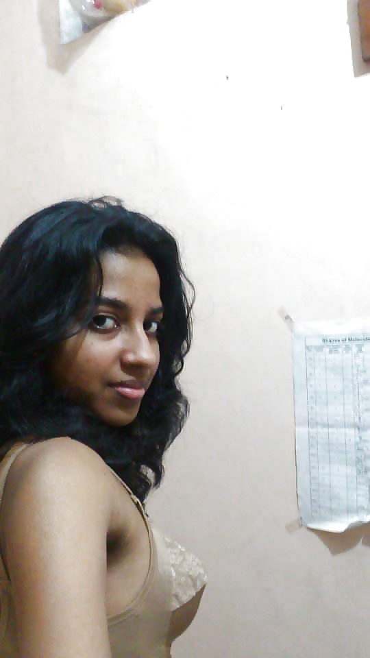 Cute looking Kerala girl invites you to see her hot pictures 6