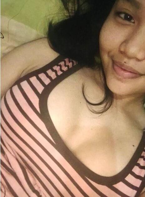 Cute Northeast girl topless photos shared with lover 1