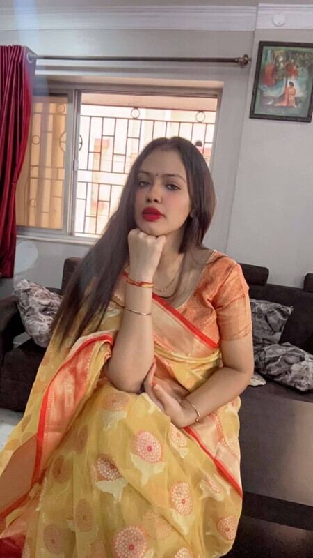 Deep cleavage in bra and nude show of busty Bengali girl 1