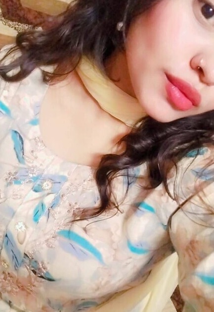 Deep cleavage in bra and topless by beautiful Indian GF 2