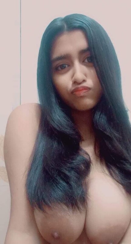Delhi GF showing huge boobs selfie photos 4