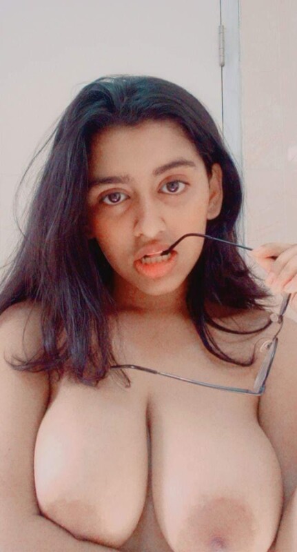 Delhi GF showing huge boobs selfie photos 6