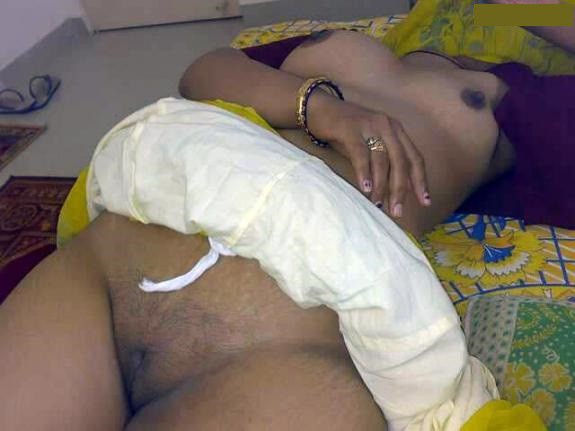 Delhi Horny Women Reveal Their Hairless Pussy 1