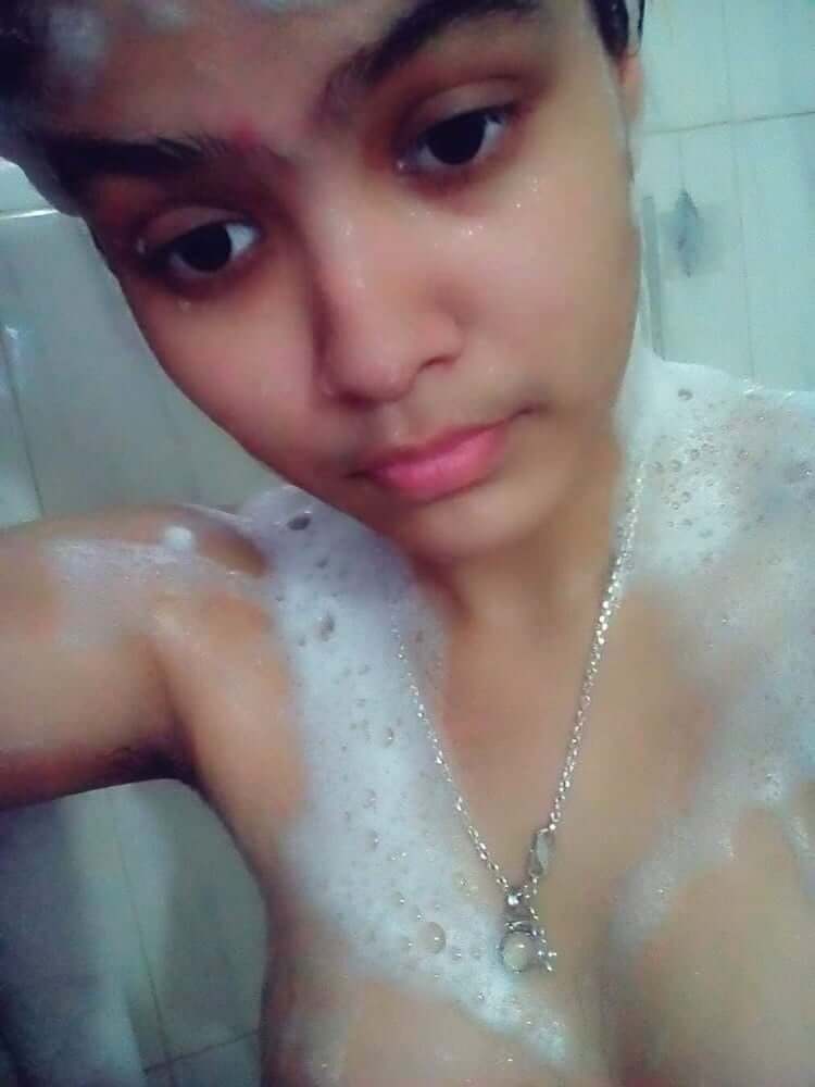 Desi Babe nude pics leaked by her boyfriend 9
