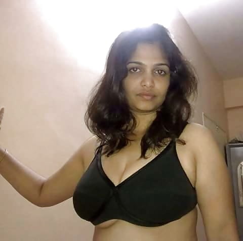 Desi Bhabhi Boobs show picture collection 5