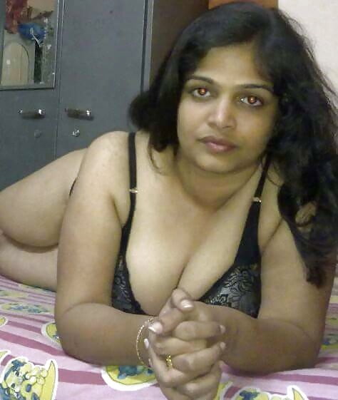 Desi Bhabhi Boobs show picture collection 8