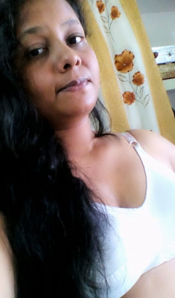 Desi big boobs girl topless selfie photos 2