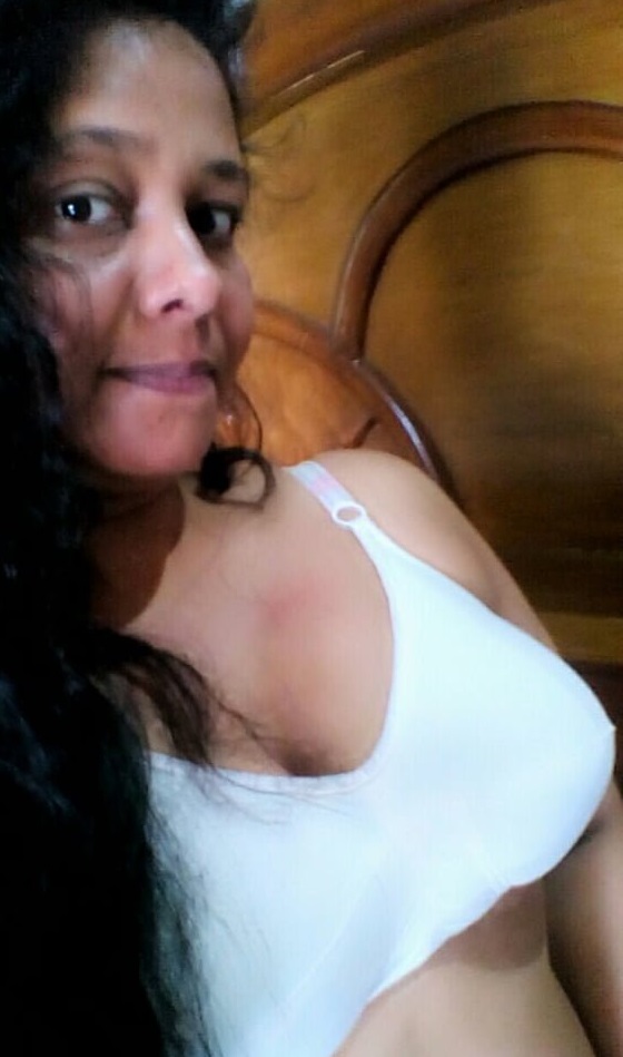 Desi big boobs girl topless selfie photos 3