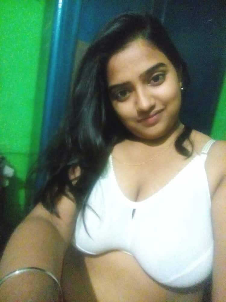 Desi busty girl nude pics shared on the net 1