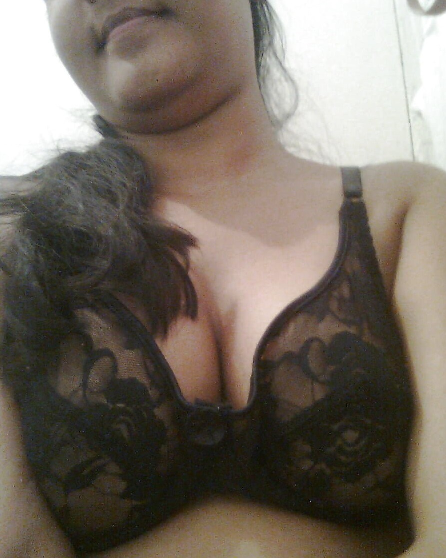 Desi college girl leaked selfies 2