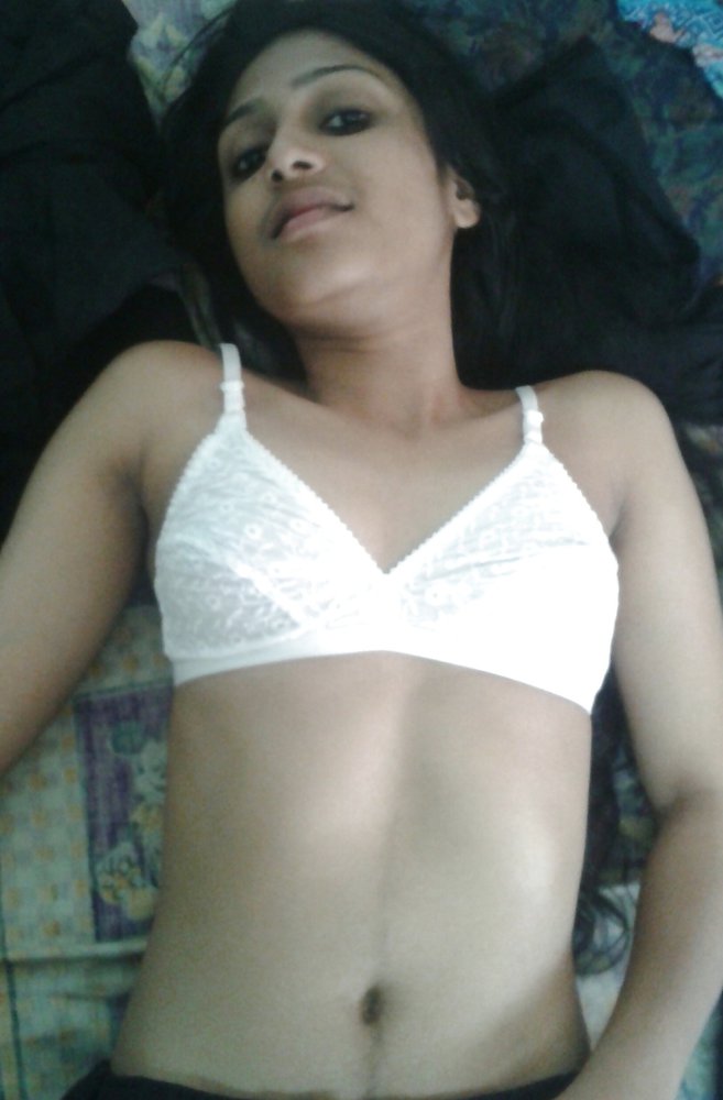 Desi college girl nude Vandana shows her sexy toned body 1