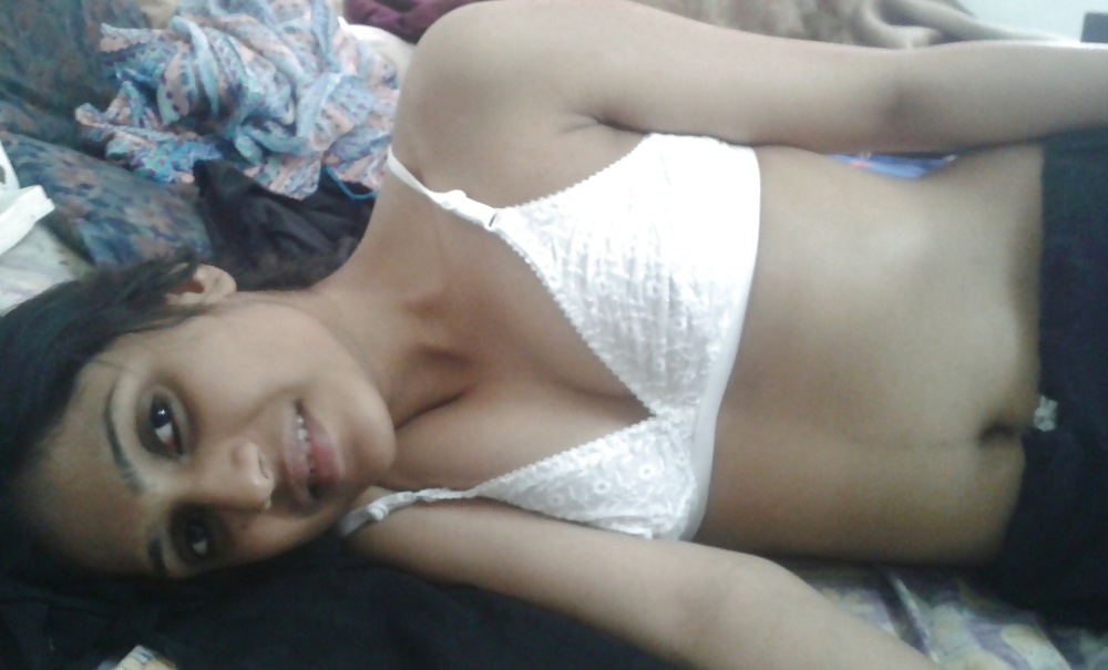 Desi college girl nude Vandana shows her sexy toned body 2