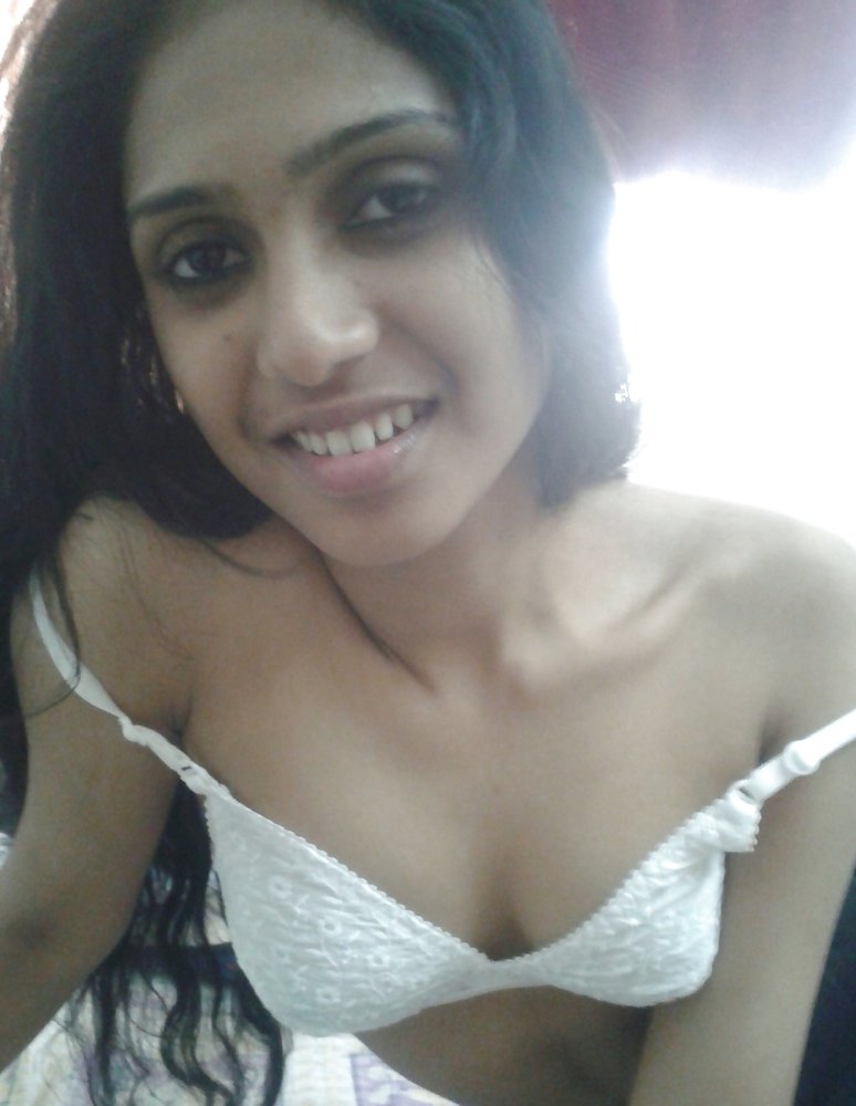 Desi college girl nude Vandana shows her sexy toned body 4