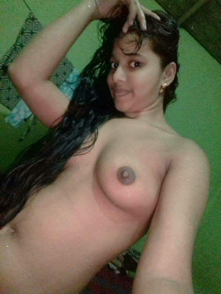 Desi GF exposing her nude beauty on cam 2