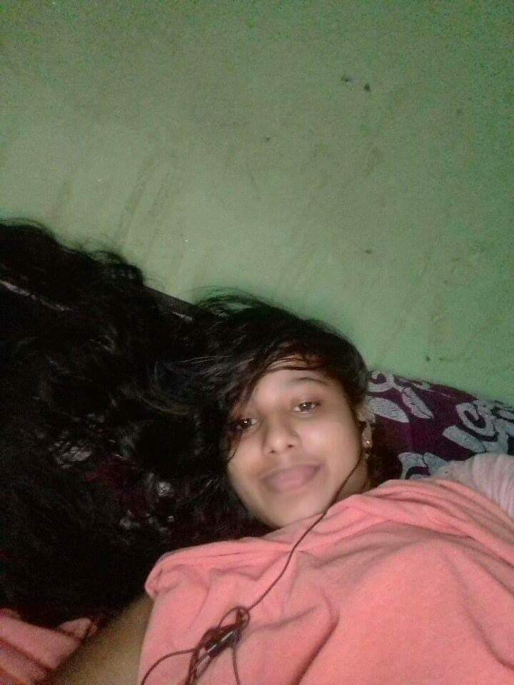 Desi GF exposing her nude beauty on cam 4