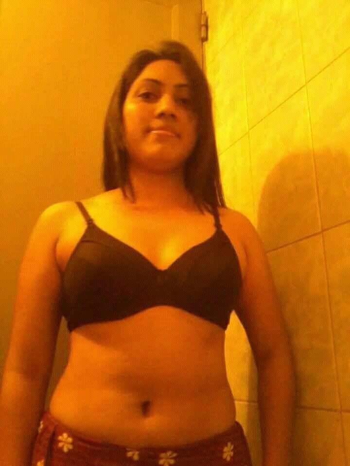 Desi GF nude pics 11