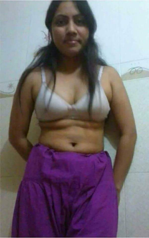 Desi GF nude pics 2