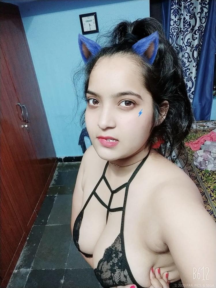Desi girl hot pics for her lover exposed online 5