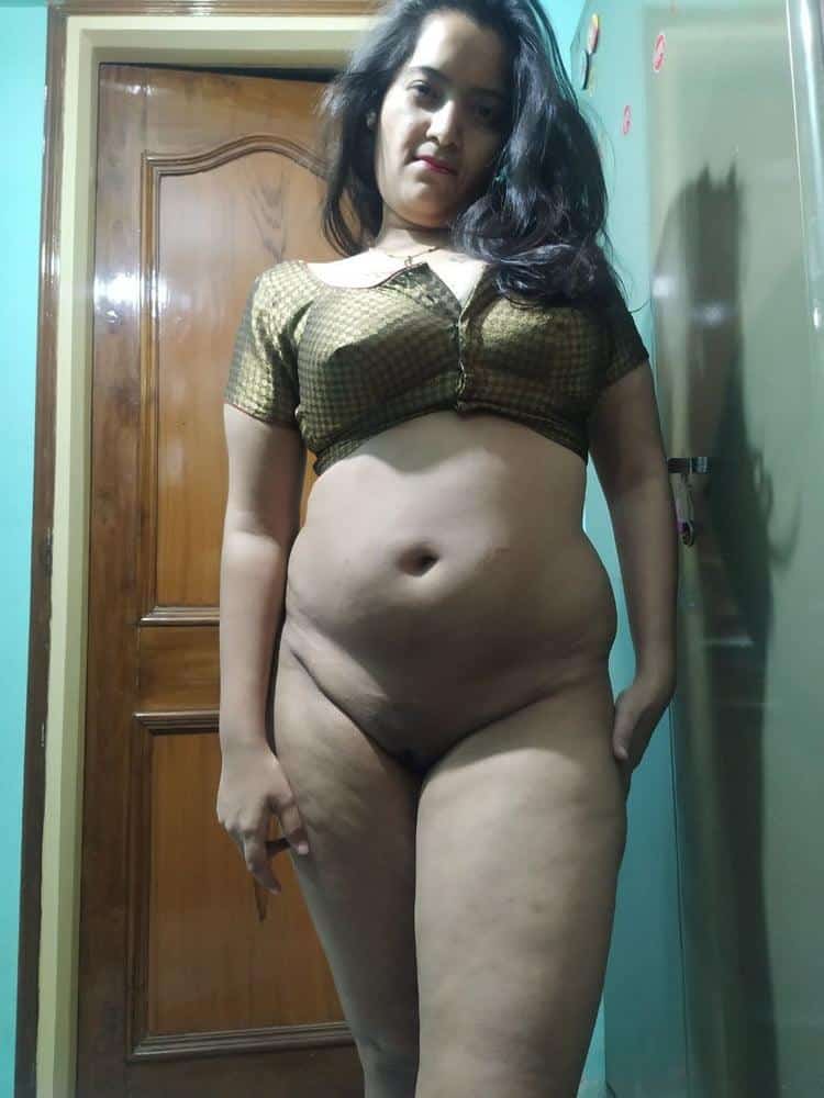 Desi girl hot pics for her lover exposed online 6
