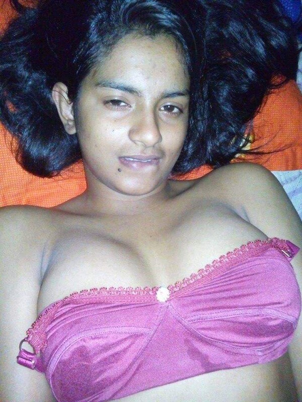 Desi girl in saree shown her naked body parts 2