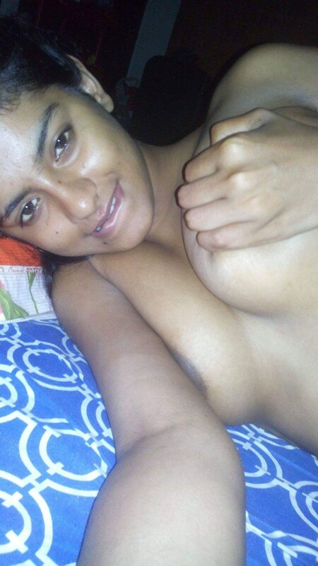 Desi girl in saree shown her naked body parts 3