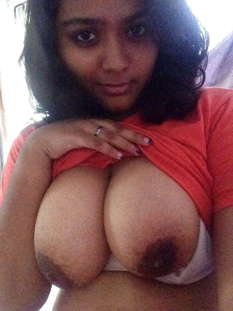 Desi girl showing her big tits 5