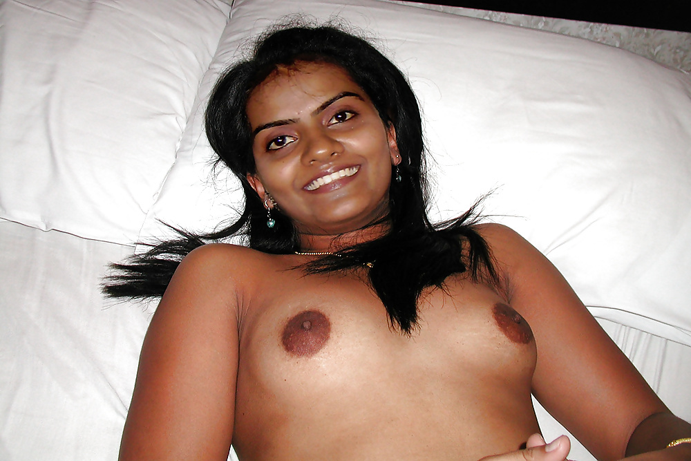 Desi girlfriend nude pics taken by her boyfriend 1