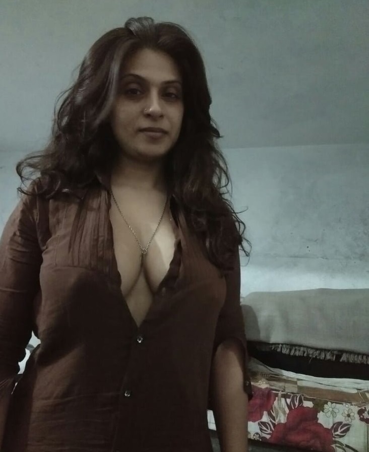 Desi housewife big boobs and nude pussy pics 5
