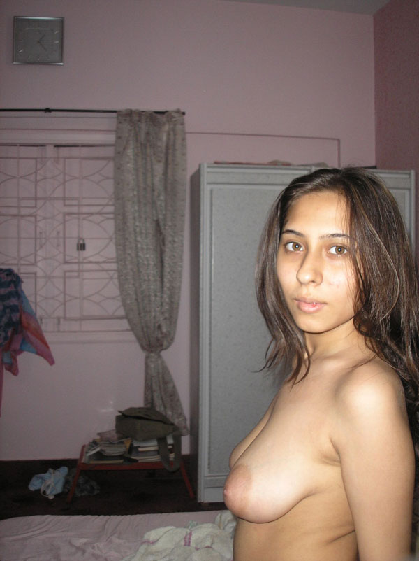 Desi Indian girl Ambika nude photos leaked online 3
