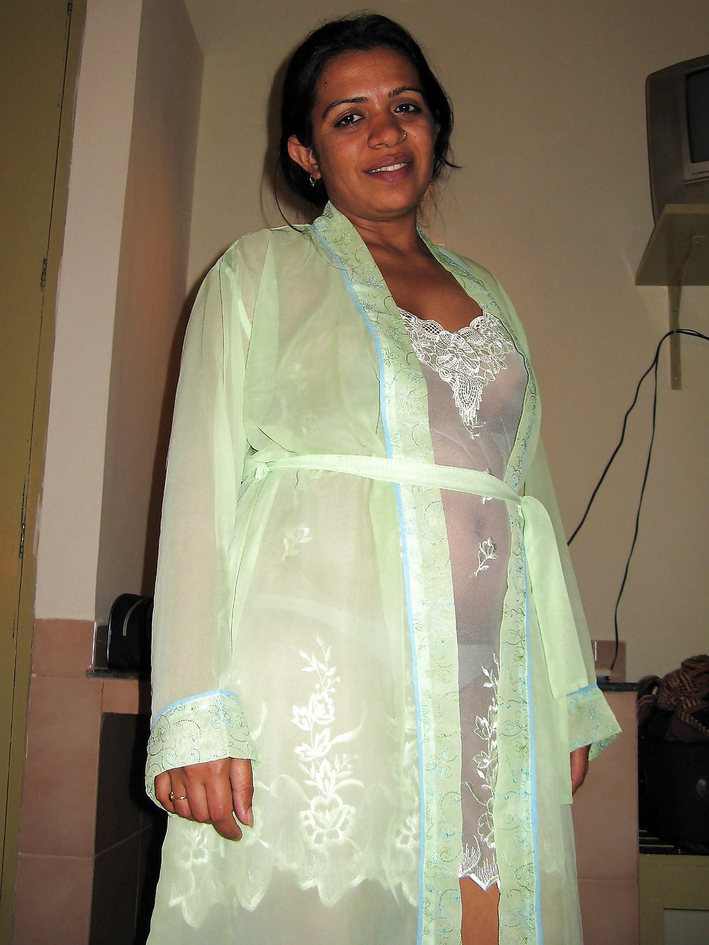 Desi MILF bhabhi exposing her hot hairy pussy on cam 2