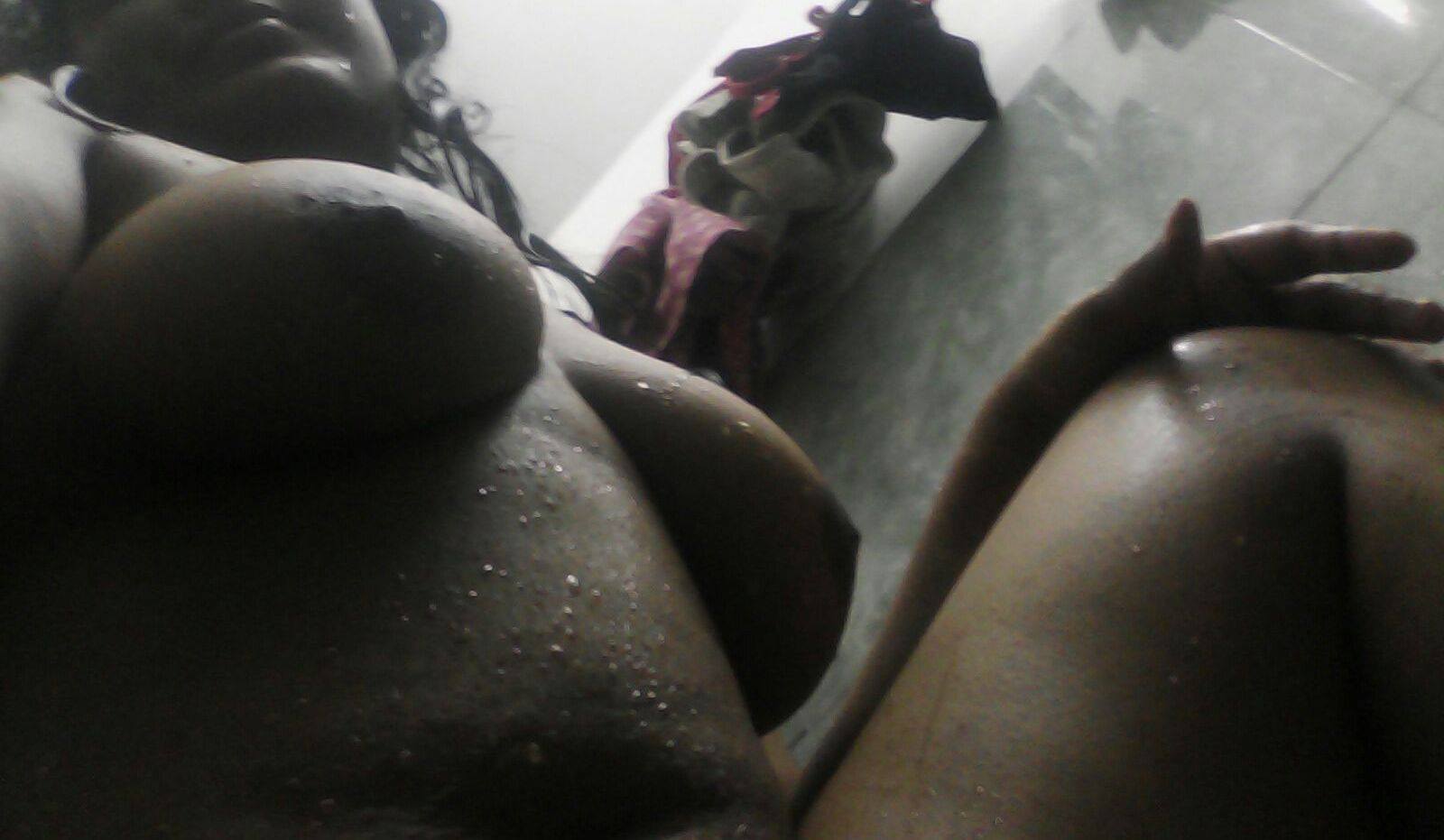 Desi nude pics of an NRI girl Arpita seducing with her big boobs 14