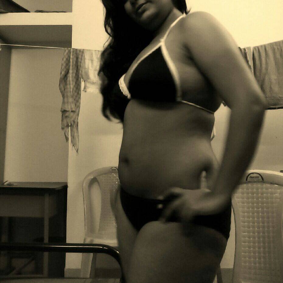 Desi nude pics of an NRI girl Arpita seducing with her big boobs 19