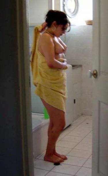 Desi nude pics of house wife taking a bath and clicking naughty pics 6