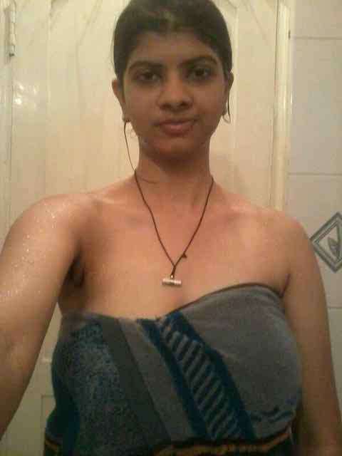 Desi nude pics of house wife taking a bath and clicking naughty pics 9