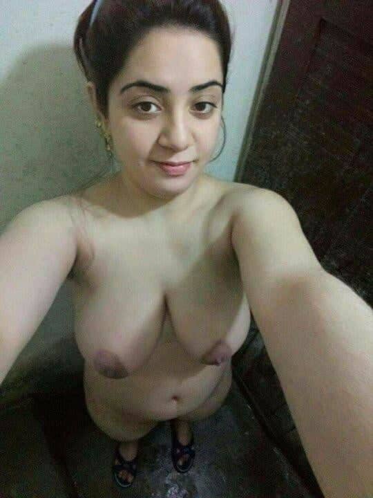 Desi Sexy Bhabhi nude photos shot by her hubby 2