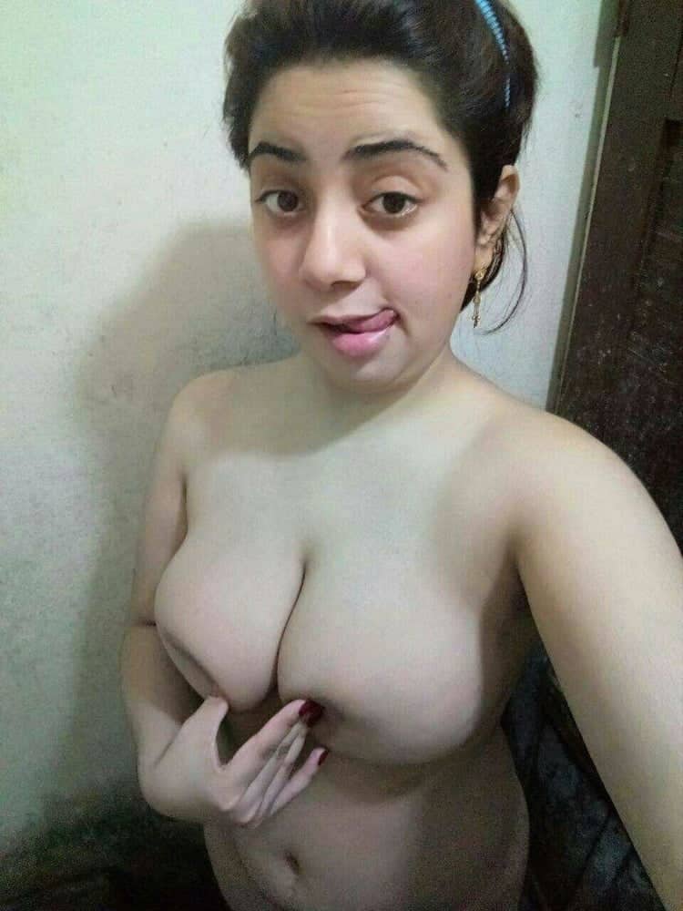 Desi Sexy Bhabhi nude photos shot by her hubby 3