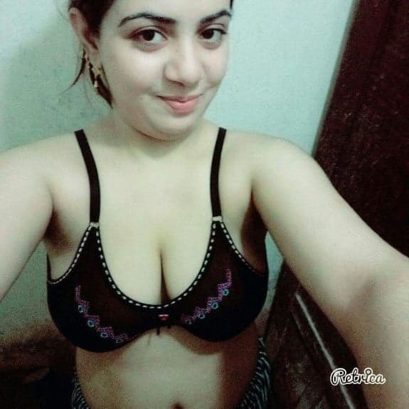 Desi Sexy Bhabhi nude photos shot by her hubby 4