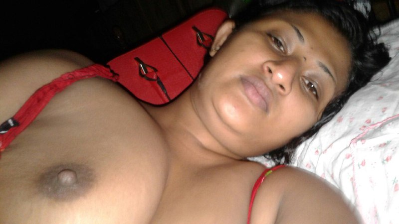 Desi slutty wife pics shared with her husband got leaked 1