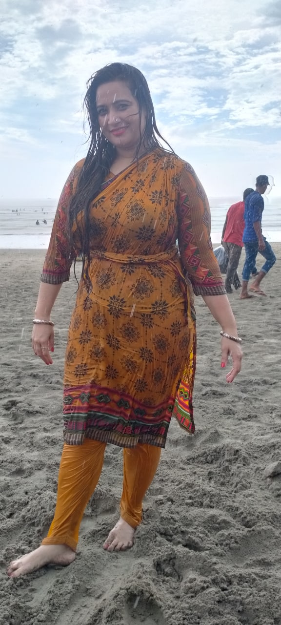 Desi wife huge boobs and puffy pussy exposing 1