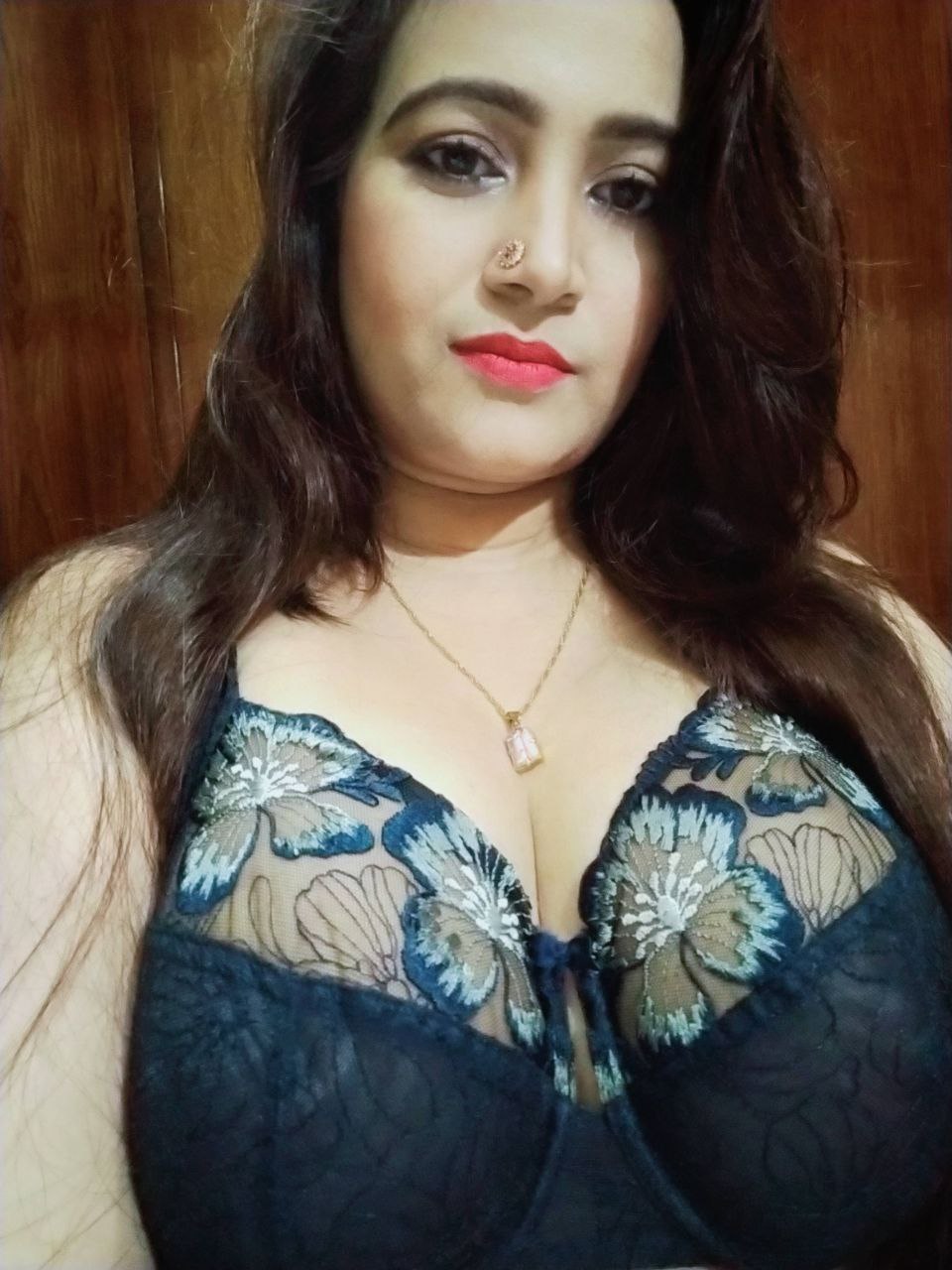 Desi wife huge boobs and puffy pussy exposing 4