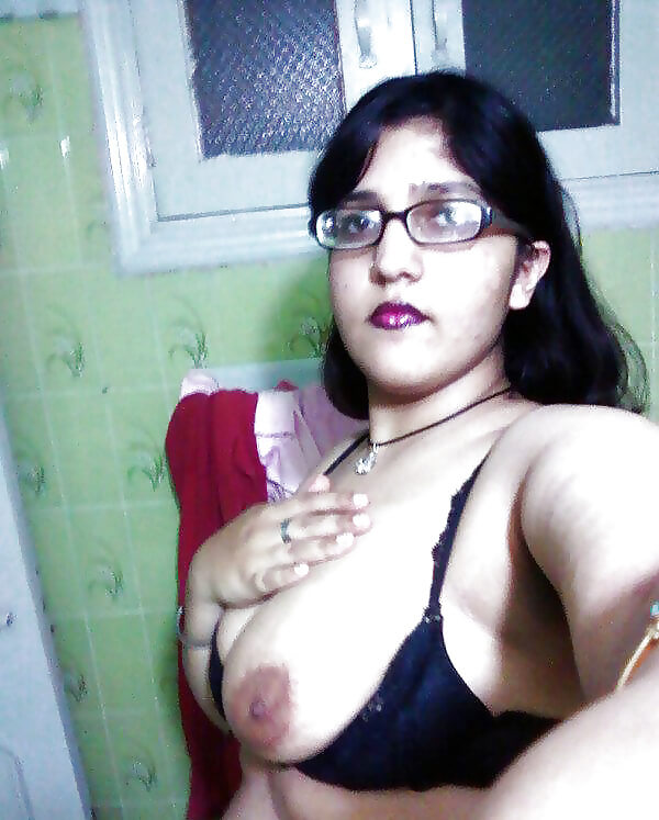 Desi wife nude pics trending online in recent times 1