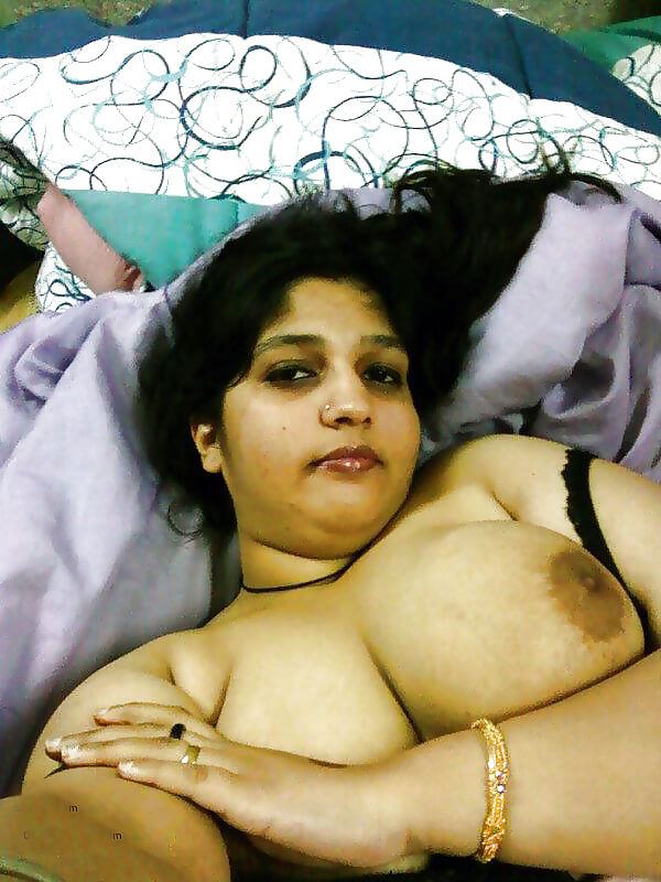 Desi wife nude pics trending online in recent times 5