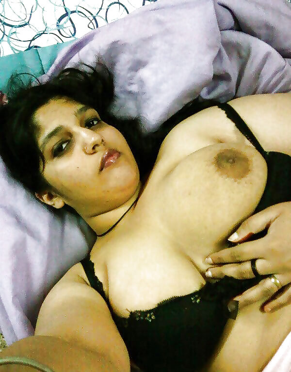 Desi wife nude pics trending online in recent times 7