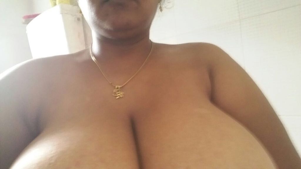 Desi xxx pictures of a chubby bhabhi showing her big boobs 7