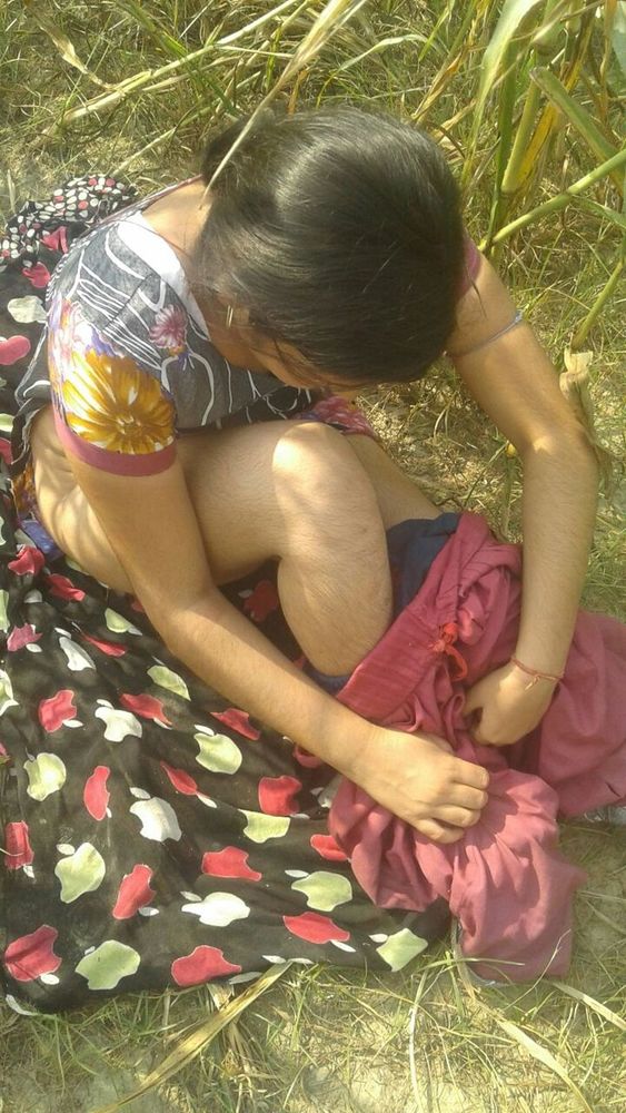 Enter into the world of hairy pussy Desi girl photos 3