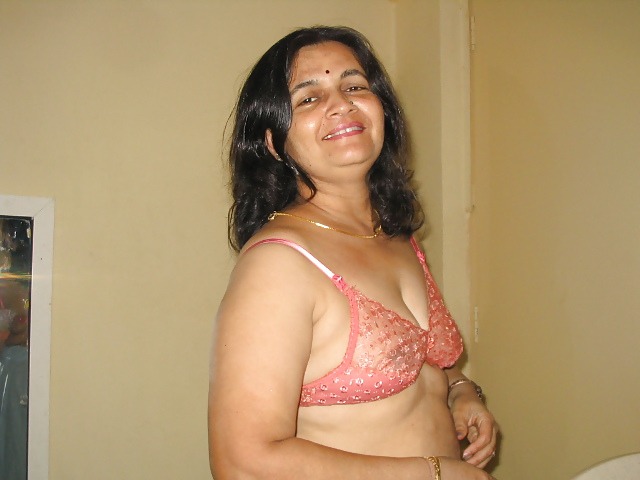 Exclusive Indian aunty sex pics 4