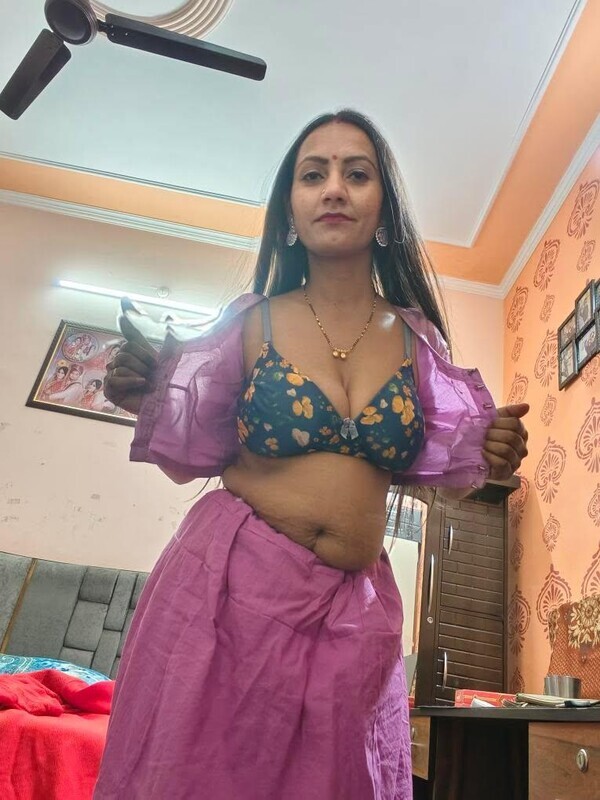 Famous desi bhabhi topless big boobs showing 4