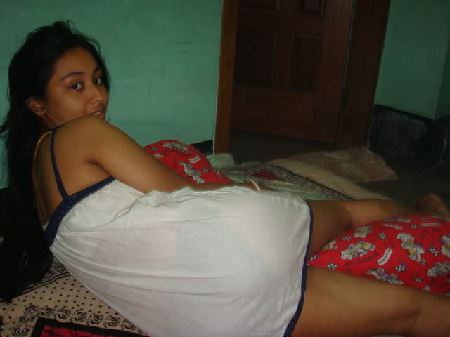 Free sexy pics of sexy bhabhis seducing lover with their sexy big ass 10